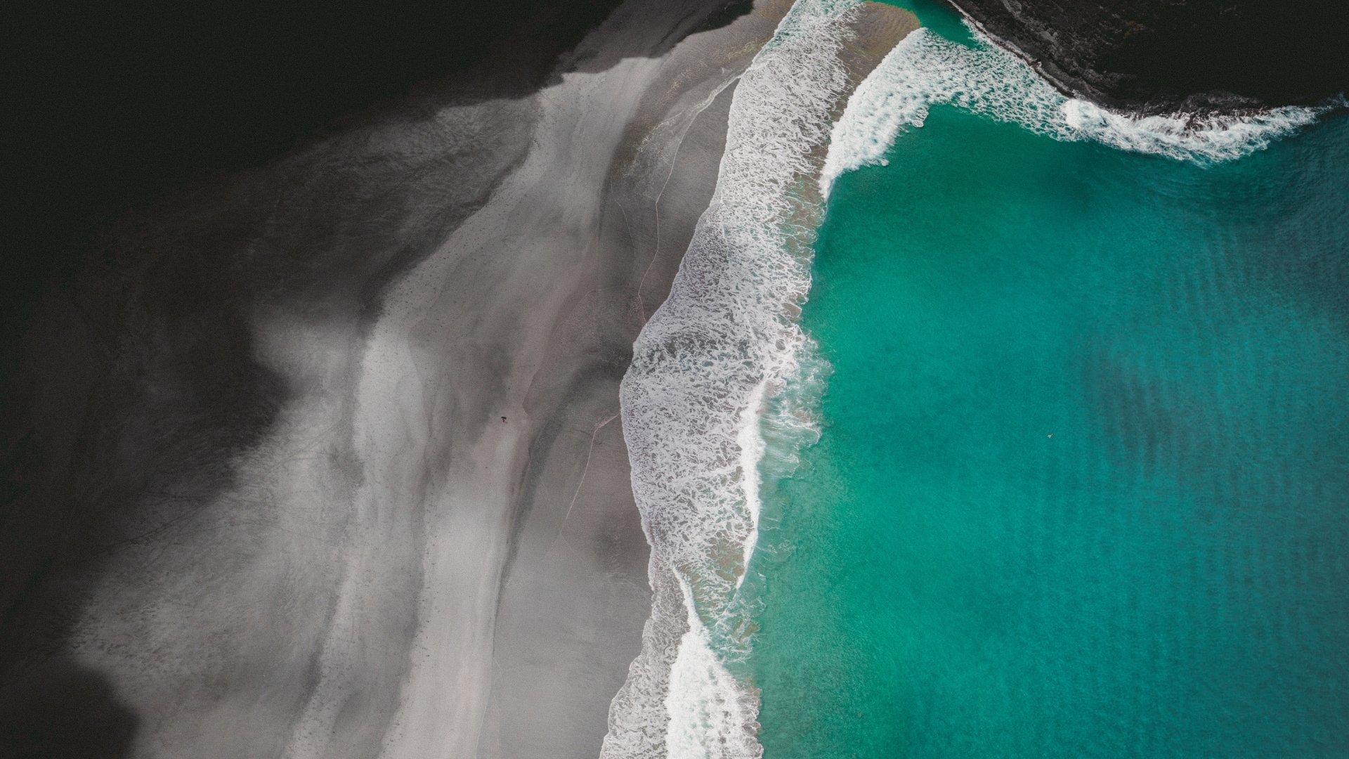 Dramatisk kystlinje fra oven