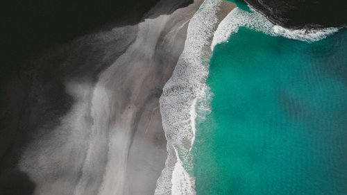 Dramatisk kystlinje fra oven